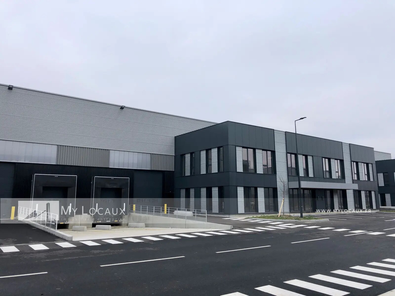 Rue Du Commandant Rolland, Le Bourget à louer Photo du bâtiment- Image 1 de 10