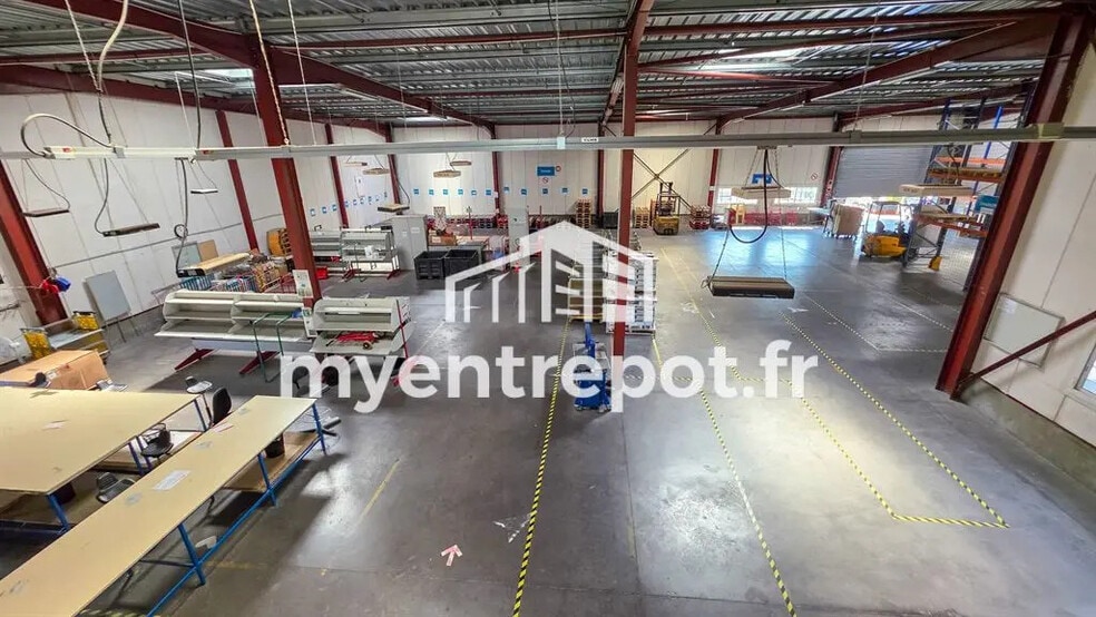 Flex in Marseille for lease - Interior Photo - Image 3 of 8