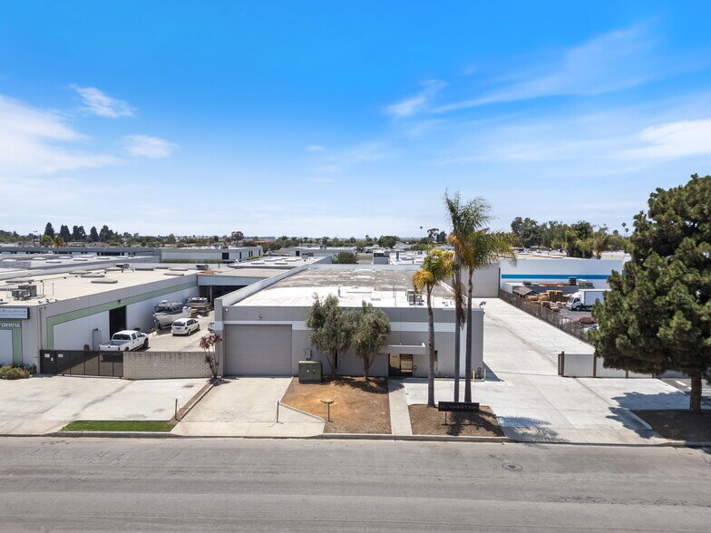 15591 Container Ln, Huntington Beach, CA à vendre - Photo du bâtiment - Image 2 de 14