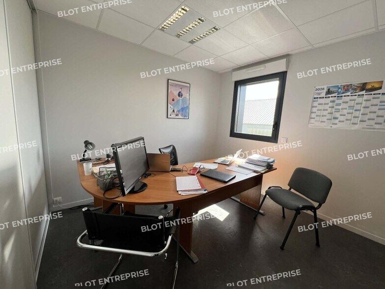 Office in La Chapelle-des-Fougeretz for lease - Interior Photo - Image 3 of 7