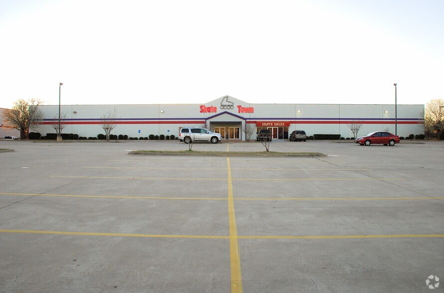 2330 William D Tate Ave, Grapevine, TX à louer - Photo du bâtiment - Image 3 de 3