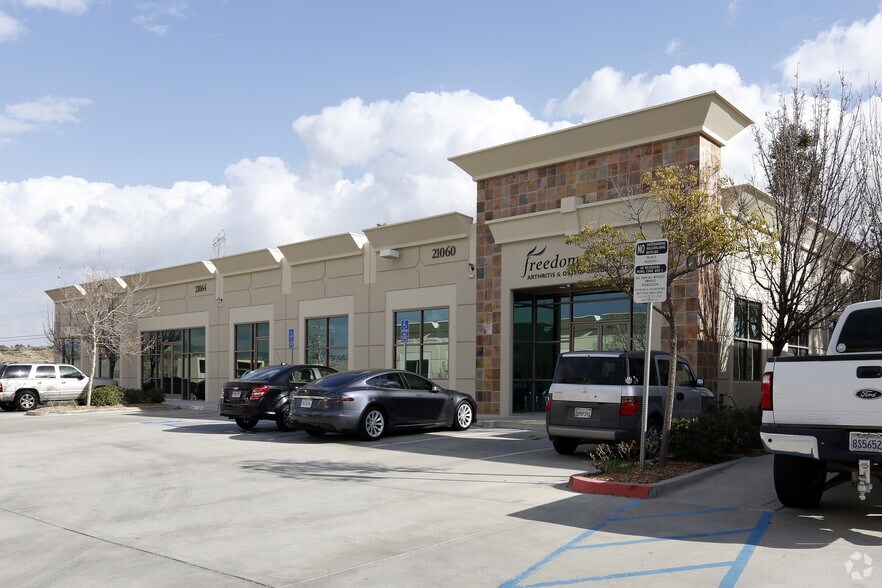 21060 Centre Pointe Pky, Santa Clarita, CA à louer - Photo du bâtiment - Image 2 de 2