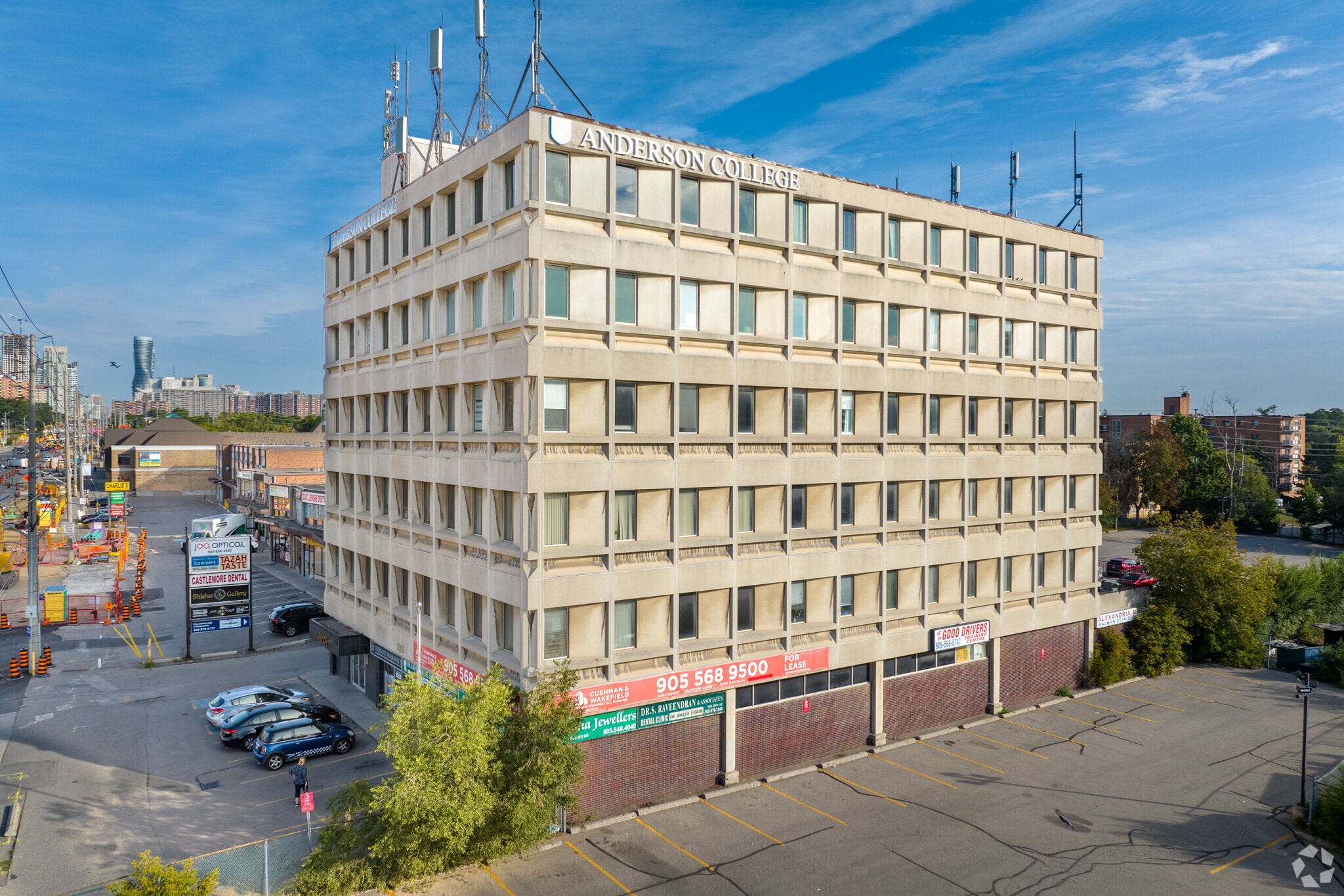 3025 Hurontario St, Mississauga, ON à louer Photo du bâtiment- Image 1 de 6