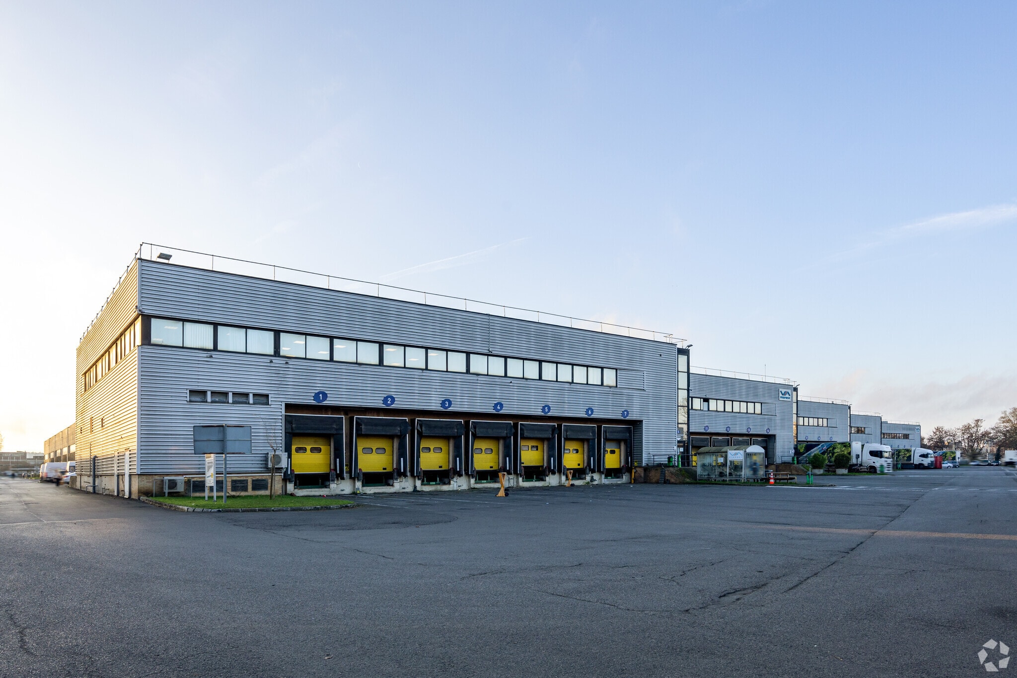 51 Rue Du Commandant Rolland, Le Bourget for lease Primary Photo- Image 1 of 3