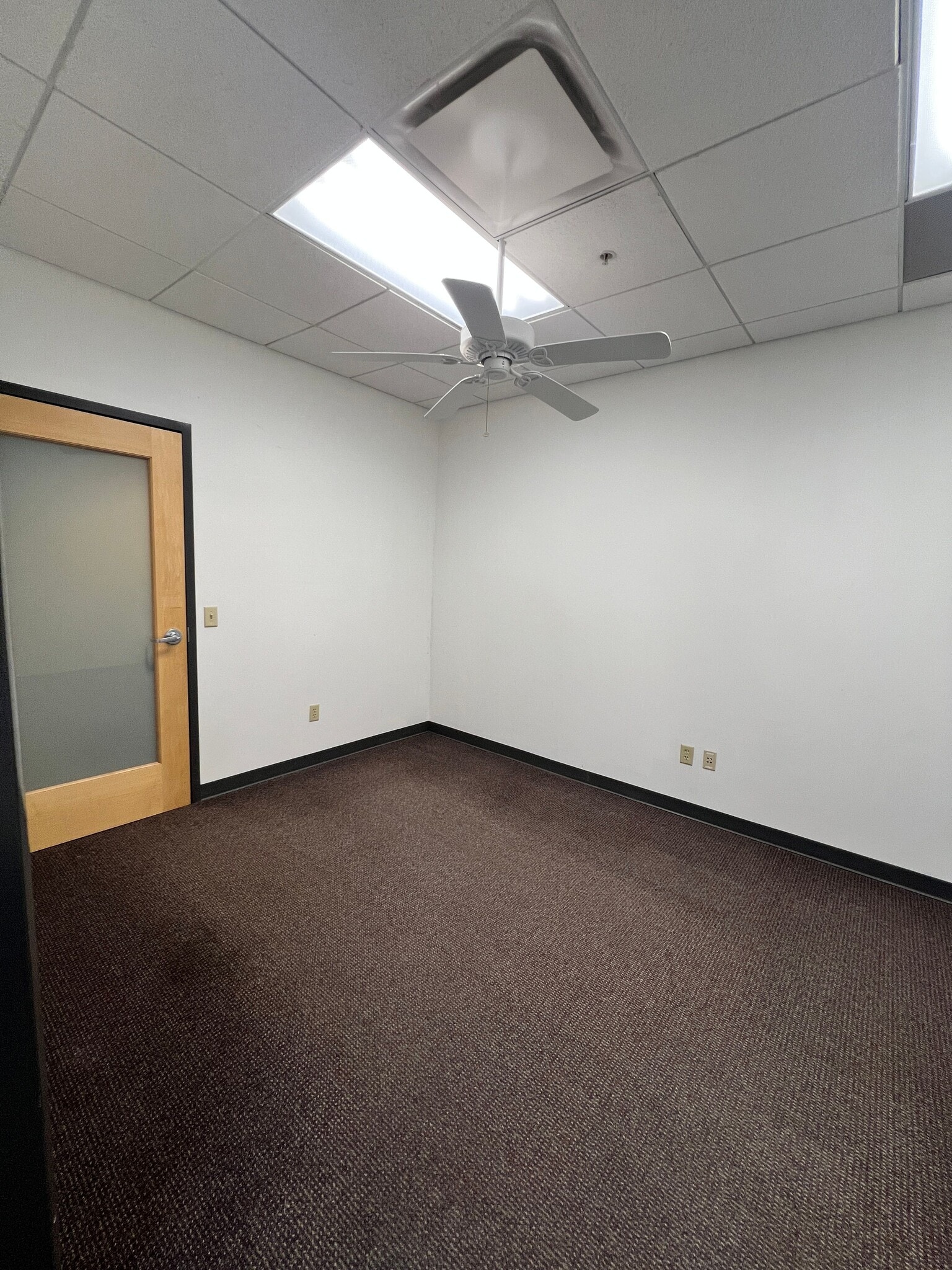 2401 Lake St, Omaha, NE for lease Interior Photo- Image 1 of 17