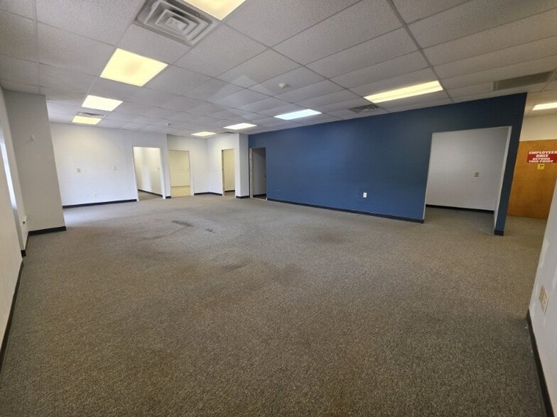 1030 Elizabeth St, Nicholasville, KY for lease - Interior Photo - Image 1 of 11