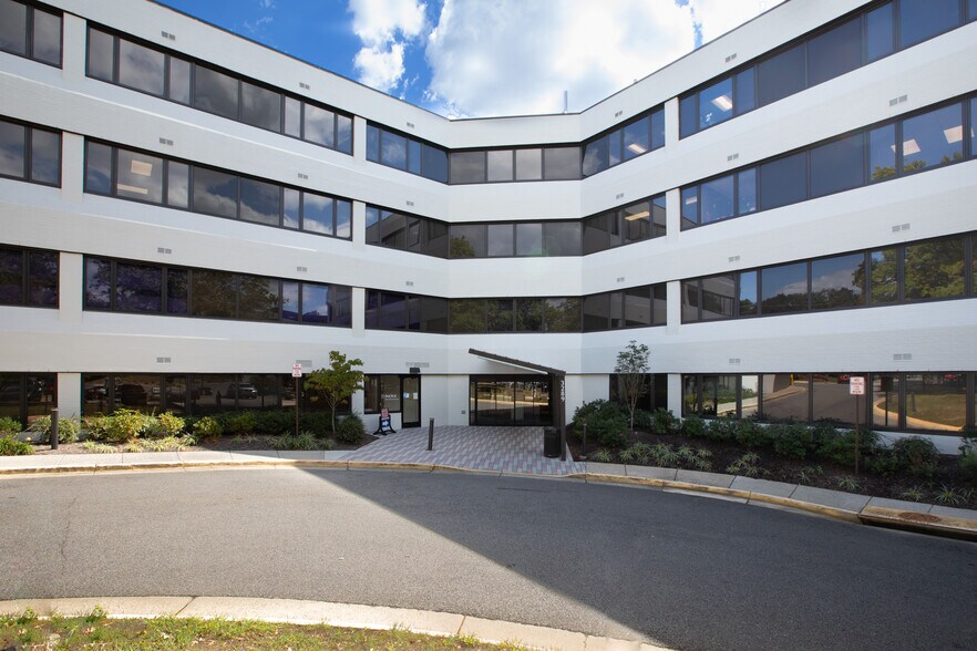 3289 Woodburn Rd, Annandale, VA à louer - Photo du bâtiment - Image 3 de 7