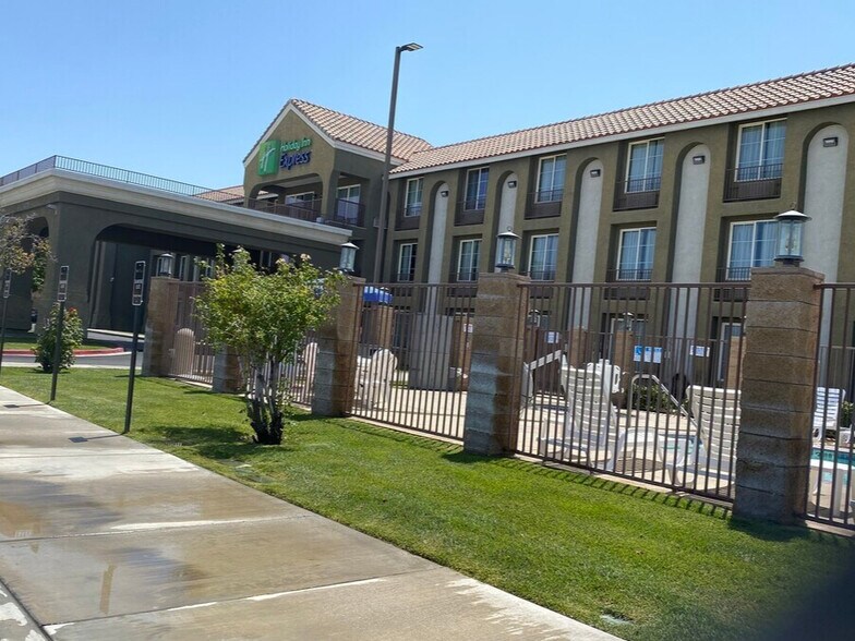 43719 17th St W, Lancaster, CA à vendre - Photo du bâtiment - Image 2 de 21