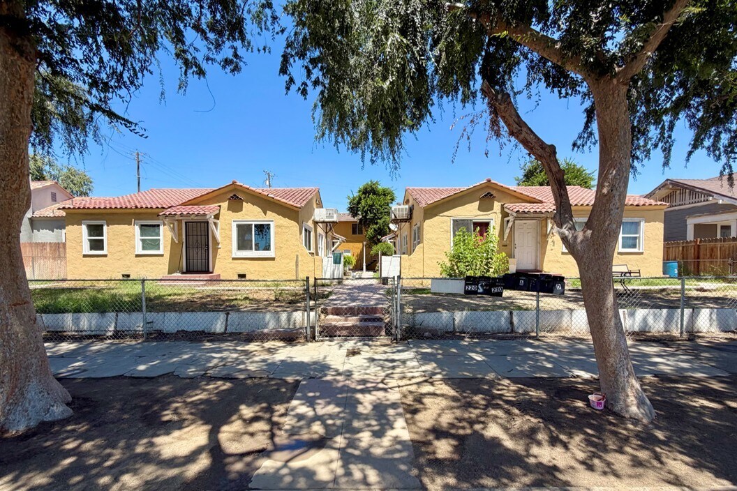 210 17th St, Bakersfield, CA à vendre Photo du bâtiment- Image 1 de 6