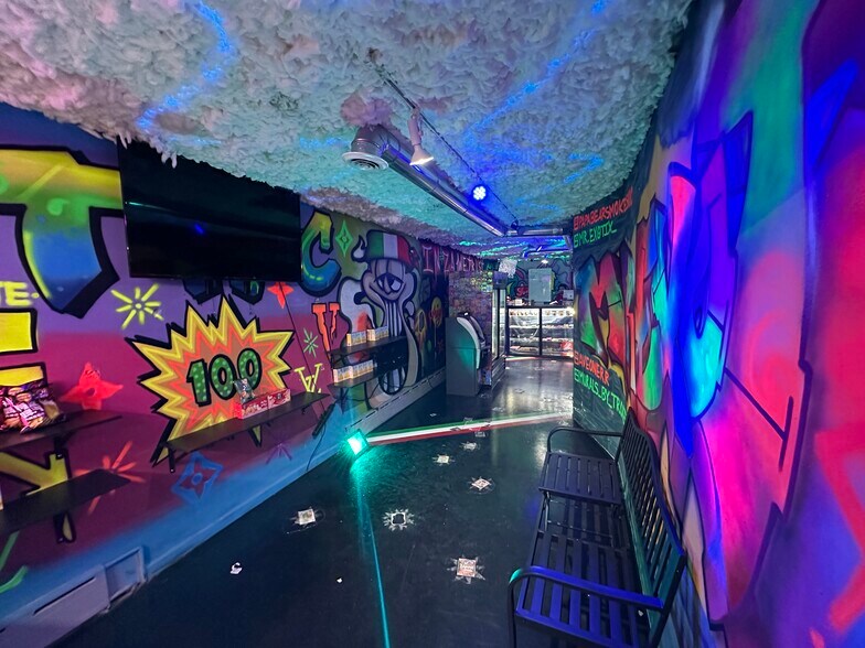 185 Hester St, New York, NY for lease - Building Photo - Image 2 of 4