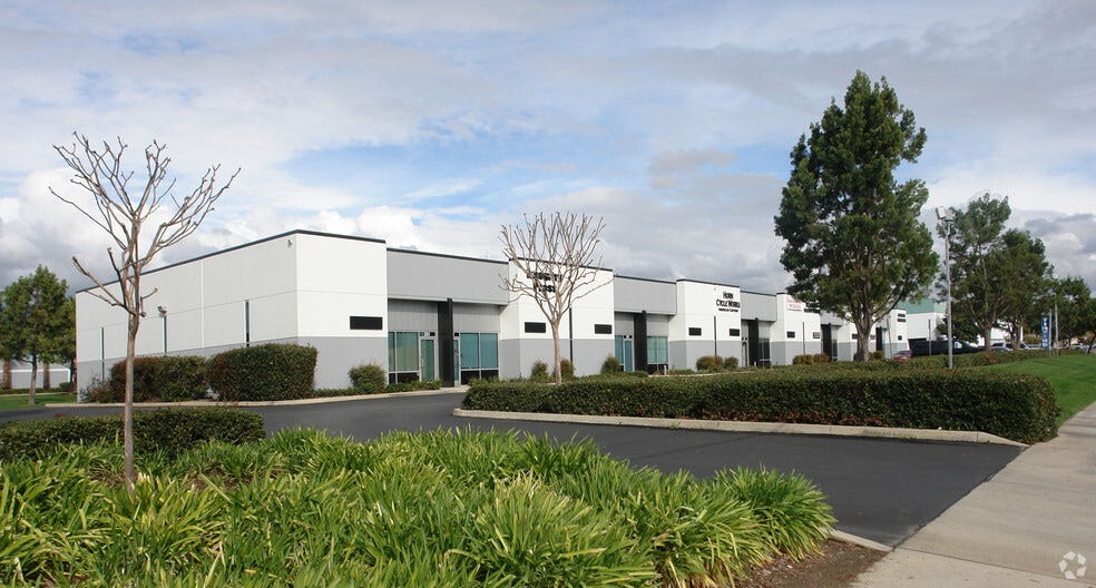 183-205 E Arrow Hwy, Pomona, CA à louer - Photo principale - Image 1 de 6
