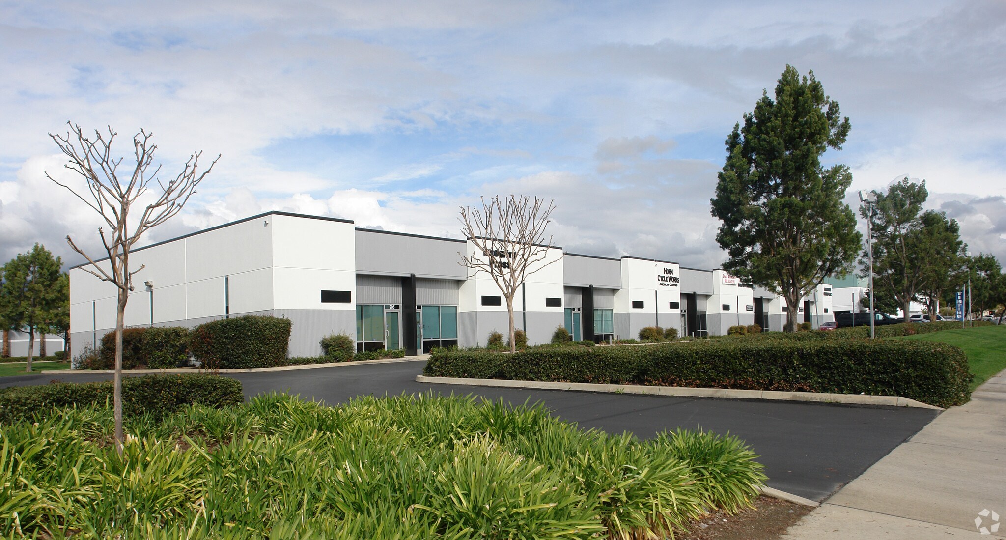 183-205 E Arrow Hwy, Pomona, CA à louer Photo principale- Image 1 de 7