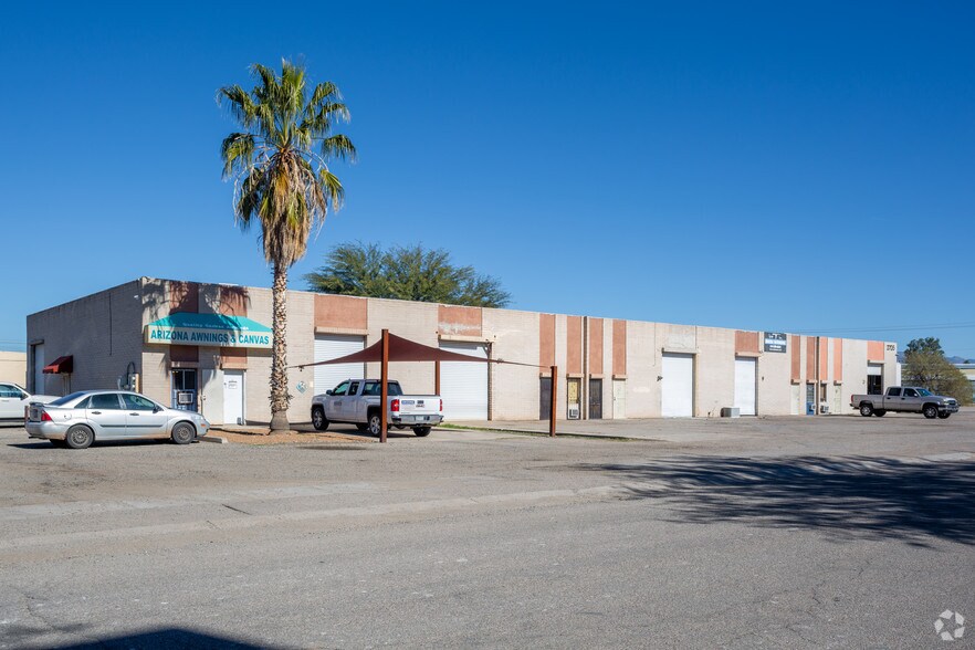 3705-3715 N Runway Dr, Tucson, AZ à louer - Photo du bâtiment - Image 3 de 3