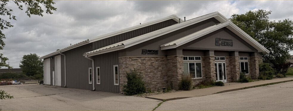 740 Kacena Rd, Hiawatha, IA à vendre - Photo du bâtiment - Image 2 de 12