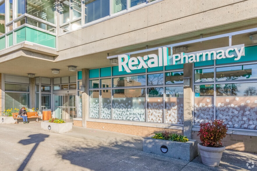 575 16th St, West Vancouver, BC à louer - Photo du bâtiment - Image 2 de 6