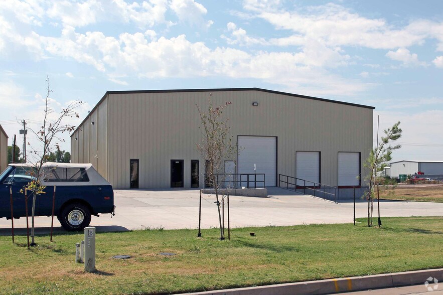 9708 NW 6th St, Oklahoma City, OK à louer - Photo du bâtiment - Image 2 de 23