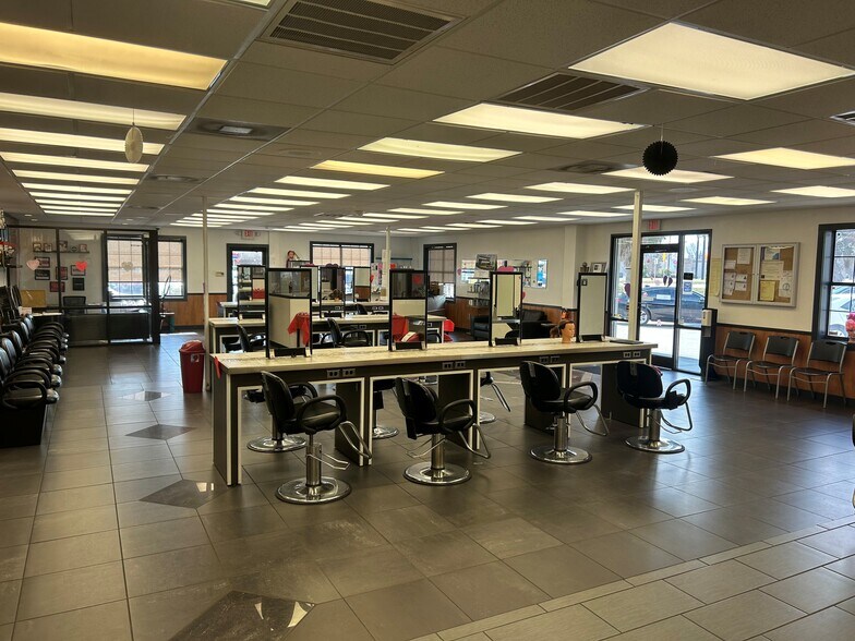 7474 Garners Ferry Rd, Columbia, SC à vendre - Photo du bâtiment - Image 3 de 9