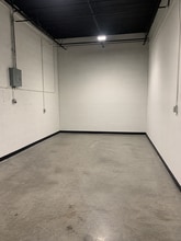 548 NE 42nd St, Oakland Park, FL for lease Interior Photo- Image 2 of 2