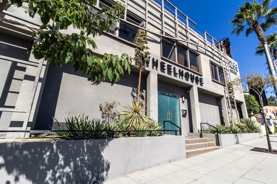8255 W Sunset Blvd, West Hollywood, CA à louer - Photo du bâtiment - Image 3 de 4