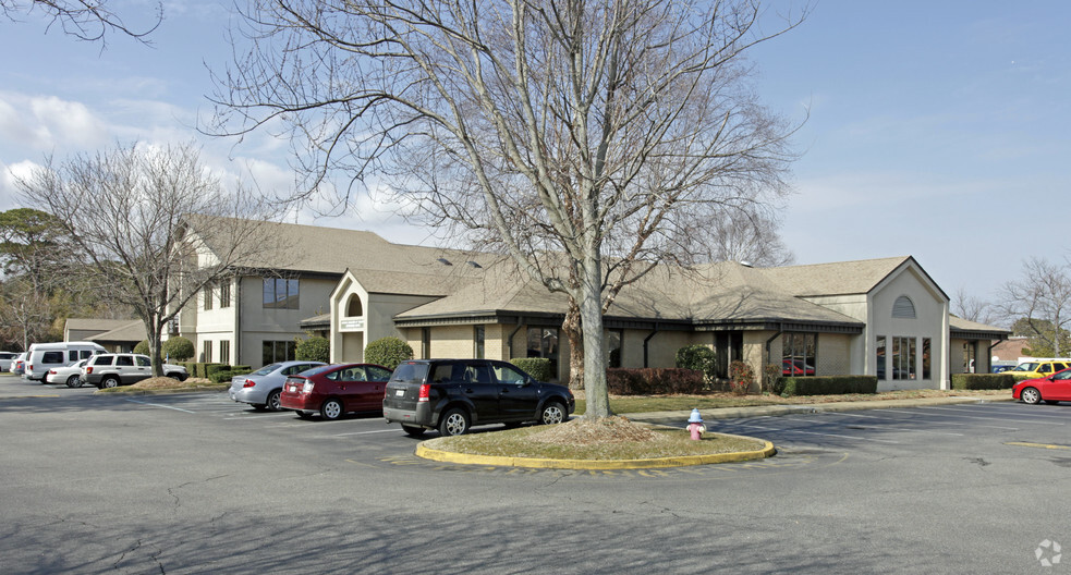 933 First Colonial Rd, Virginia Beach, VA à louer - Photo du bâtiment - Image 1 de 16