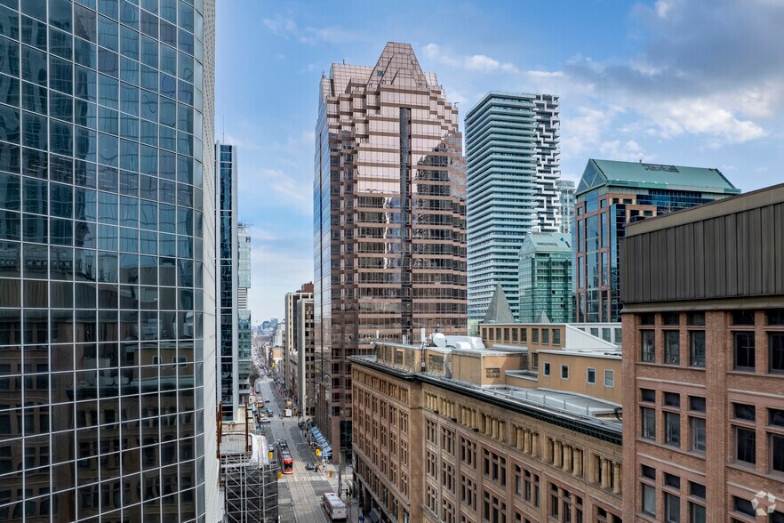 1 Queen St E, Toronto, ON à vendre - Photo principale - Image 1 de 1