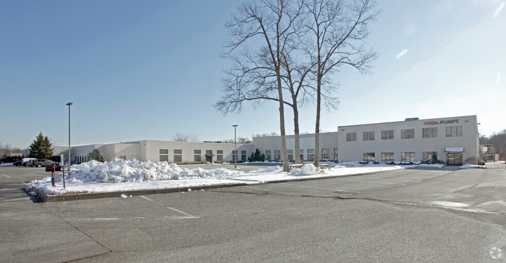 611 Industrial Way W, Eatontown, NJ à louer - Photo du bâtiment - Image 3 de 4