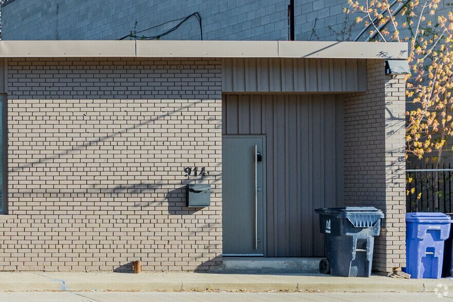 914 Eastern Ave, Toronto, ON for sale - Building Photo - Image 2 of 3