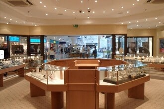 49 Town Mall, Woking for lease Interior Photo- Image 1 of 3