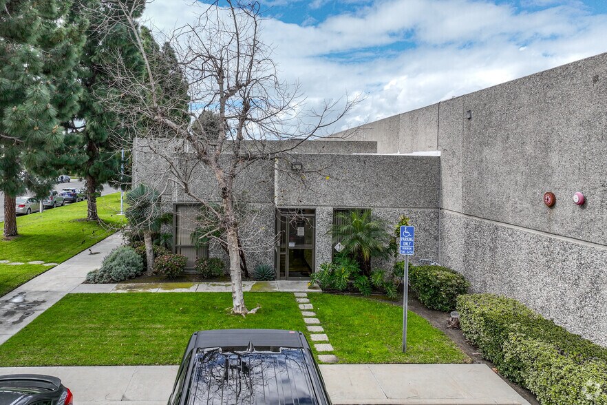 5421 Argosy Ave, Huntington Beach, CA à louer - Photo du bâtiment - Image 3 de 13