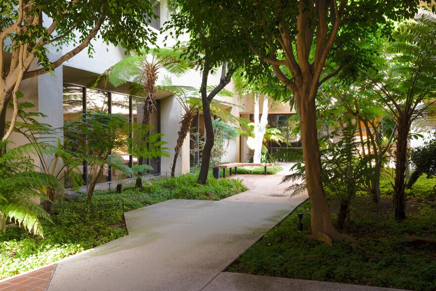 290 Maple Ct, Ventura, CA à vendre - Photo du bâtiment - Image 3 de 6
