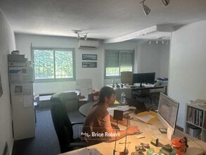 Bureau dans Vaulx-en-Velin à louer Photo du bâtiment- Image 2 de 2