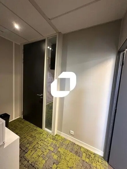 Office in Saint-Germain-en-Laye for lease - Interior Photo - Image 3 of 7