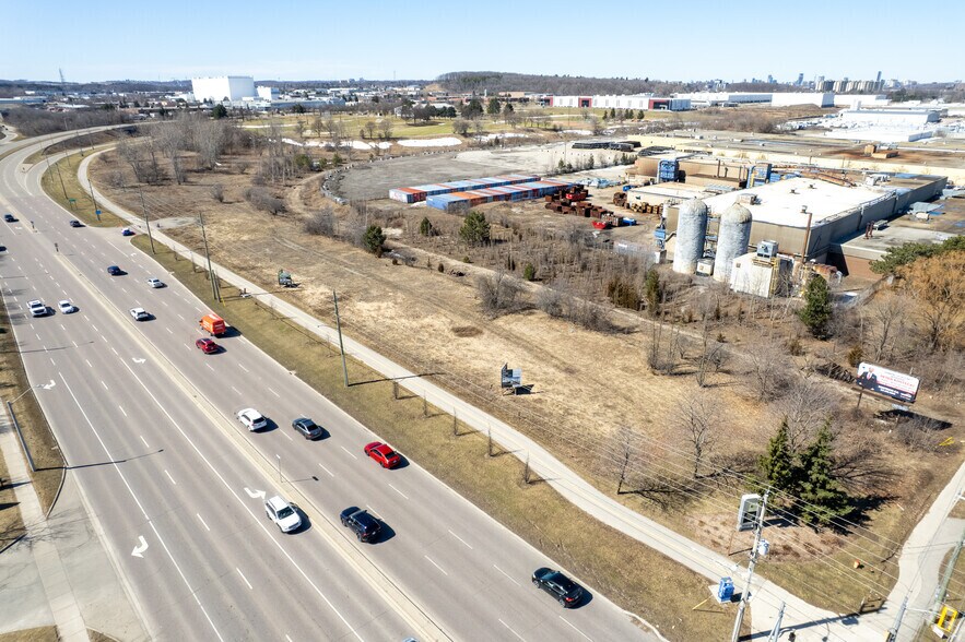 535 Manitou Dr, Kitchener, ON à louer - Photo du bâtiment - Image 2 de 3