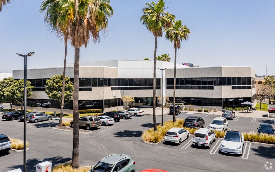 701 Kimberly Ave, Placentia, CA à louer - Photo principale - Image 1 de 7