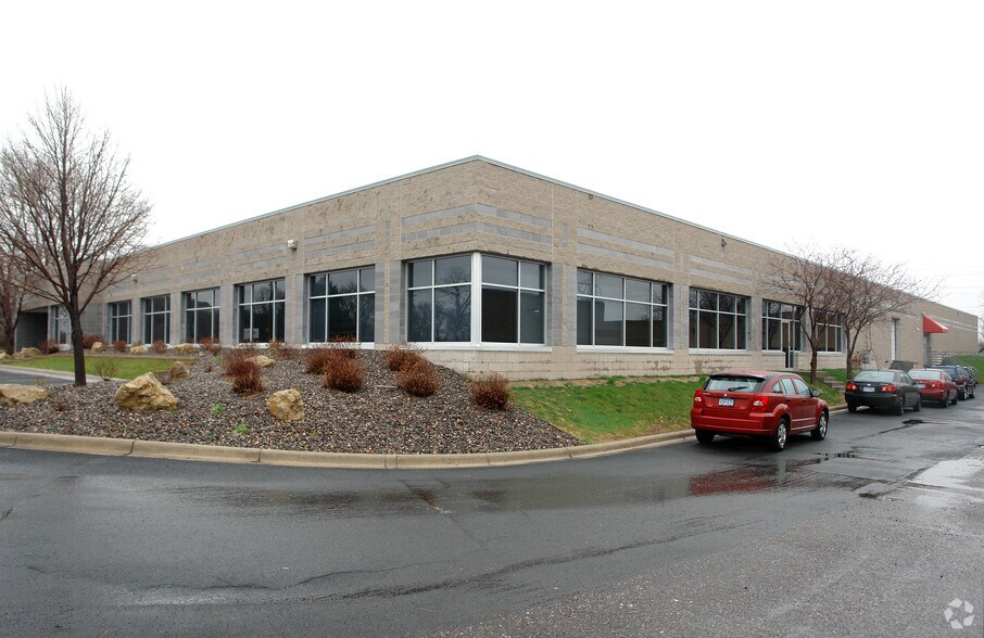 1811 NW Old Highway 8, New Brighton, MN à vendre - Photo du bâtiment - Image 2 de 7