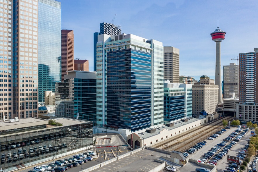 215 9th Ave SW, Calgary, AB à louer - Photo du bâtiment - Image 2 de 9