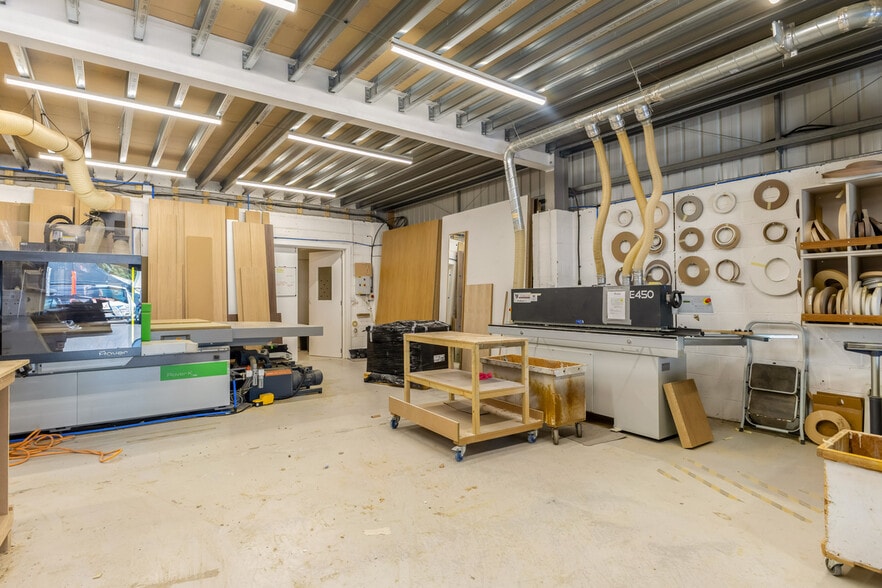 Riverside Rd, London for sale - Interior Photo - Image 3 of 5
