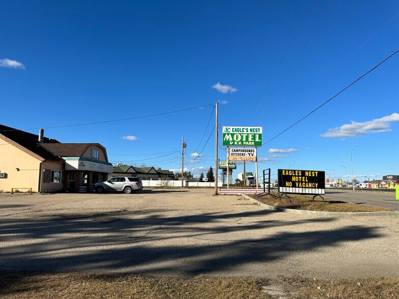3515 Caxton St, Whitecourt, AB for lease - Building Photo - Image 3 of 4