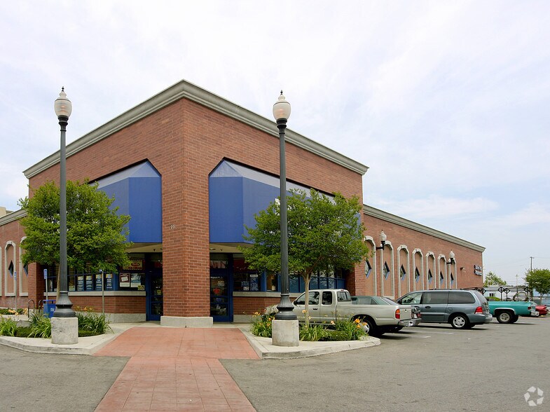 111 N Main St, Santa Ana, CA à louer - Photo du bâtiment - Image 2 de 5