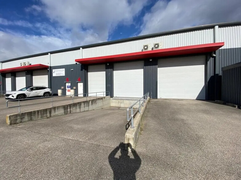 Flex in Saint-Quentin-Fallavier for lease - Building Photo - Image 2 of 5