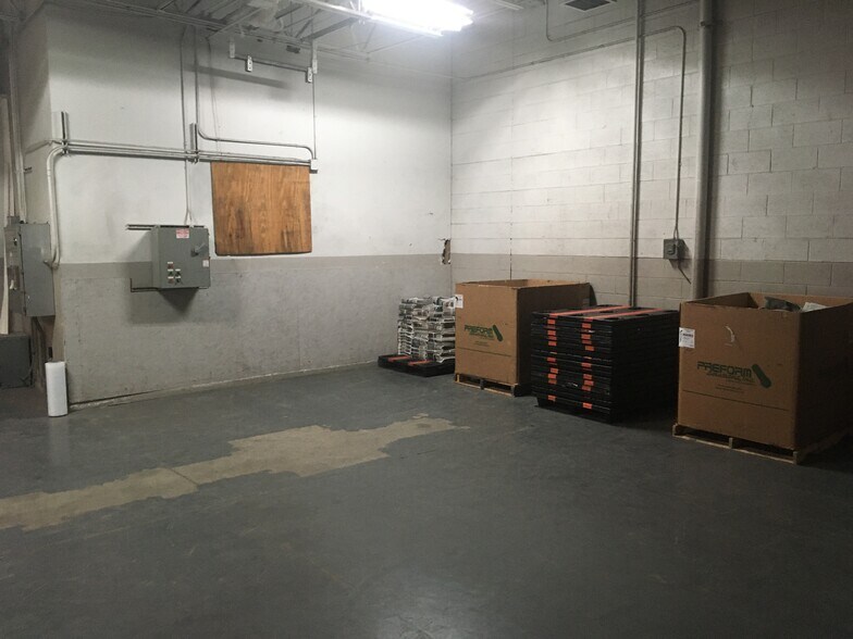 100 S 6th Ave, West Bend, WI for lease - Interior Photo - Image 2 of 20