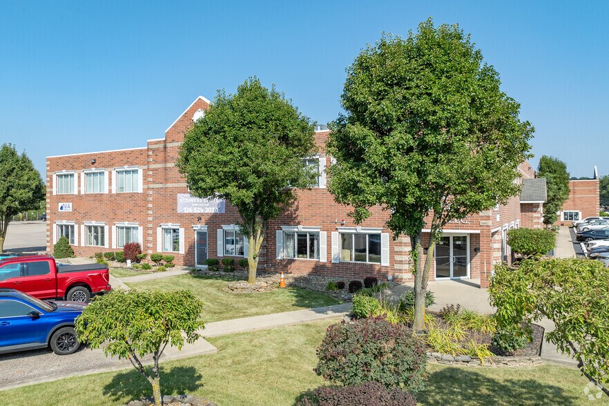 7535-7735 Granger Rd, Valley View, OH à louer - Photo du bâtiment - Image 3 de 7