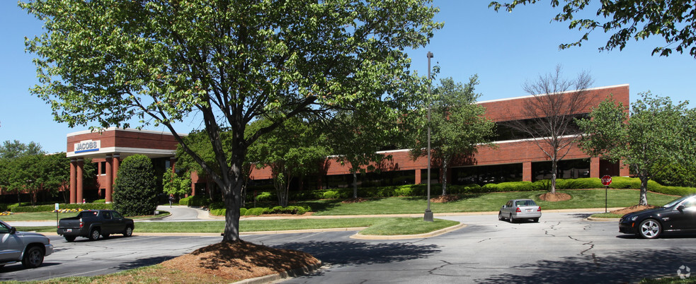 1041 E Butler Rd, Greenville, SC à louer - Photo du bâtiment - Image 1 de 28