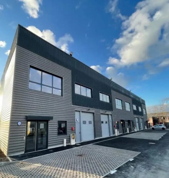 Flex in Aubergenville for lease - Building Photo - Image 1 of 8