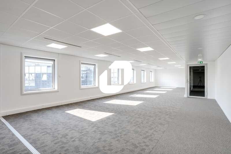 Office in Courbevoie for lease - Interior Photo - Image 2 of 5
