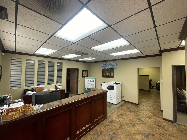 3108 W Valhalla Dr, Burbank, CA for sale - Interior Photo - Image 3 of 6