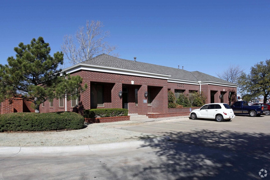 9002 N May Ave, Oklahoma City, OK à louer - Photo principale - Image 2 de 7