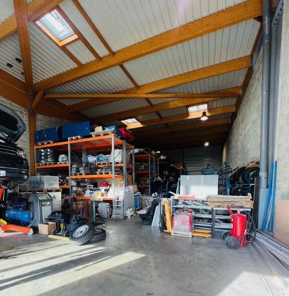 Flex in Élancourt for lease - Interior Photo - Image 2 of 6