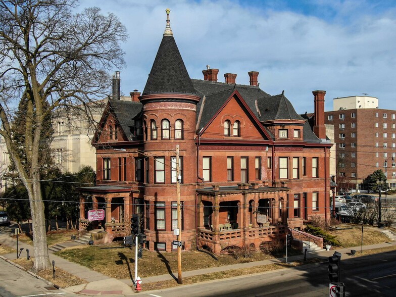 504 Bluff St, Dubuque, IA for sale - Primary Photo - Image 1 of 1