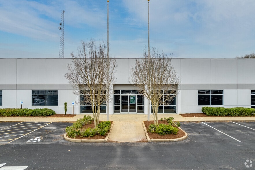 1725 Shelby Oaks Dr N, Memphis, TN à louer - Photo du bâtiment - Image 3 de 14
